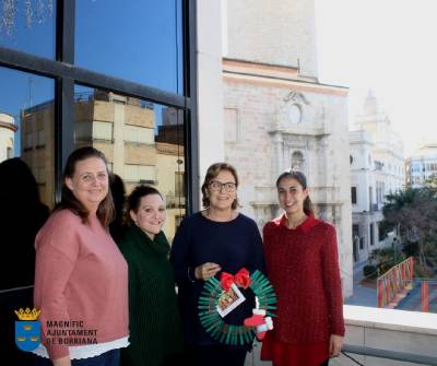 El ayuntamiento recibe la corona de Navidad de la Asociacin AFDEM