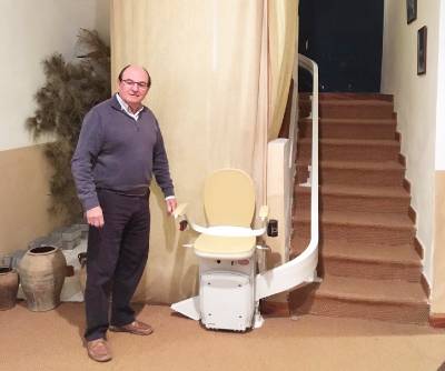 Les Useres mejora la accesibilidad del Museo de Els Pelegrins con la instalacin de una silla salvaescaleras  