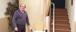 Les Useres mejora la accesibilidad del Museo de Els Pelegrins con la instalación de una silla salvaescaleras  