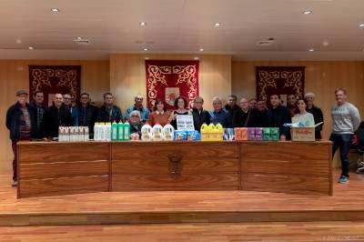 El Grup Fotogrfic d'Almenara dna productes d'higiene personal i neteja valorats en 1000 euros al Banc d'Aliments 