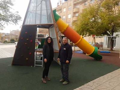 El Ayuntamiento de l?Alcora renueva el parque infantil de la calle Serreries