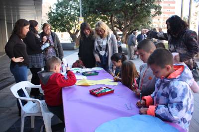 Una obra de arte comunitaria conmemora el Da Internacional contra el Cncer Infantil en Almassora