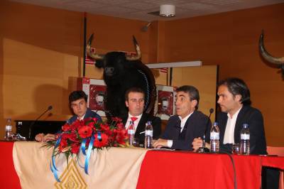 Victorino Martín diserta sobre el mundo del toro en Burrana