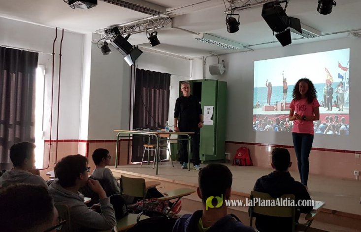 Xarrada de Laia Cañes per a la setmana de la dona en l'IES Almenara