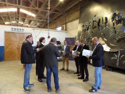 Los municipios del Grial visitan el taller de las esculturas que sealizarn la Ruta