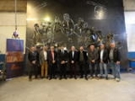 Los municipios del Grial visitan el taller de las esculturas que señalizarán la Ruta