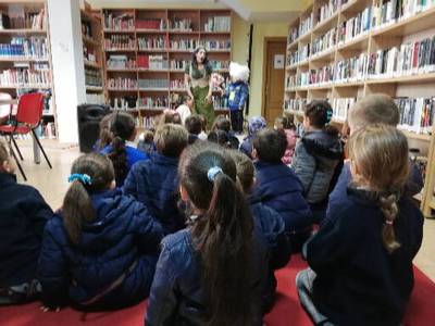 El ciclo de Infantil de La Mediterrnia visita la biblioteca de Oropesa del Mar