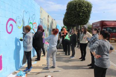 El Grup de Dones de Borriana cierra su primera edicin con la creacin de un mural colectivo reivindicativo