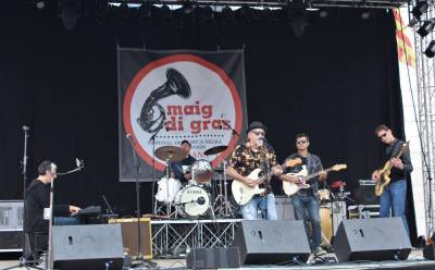 El Maig di Gras vive su jornada ms multitudinaria  con las brass bands inundando de msica las calles de Borriana 