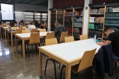 La sala d'estudi de la biblioteca de Nules s'ompli en perode d'exmens