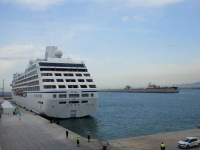 El crucero 'Sirena' escala en PortCastell