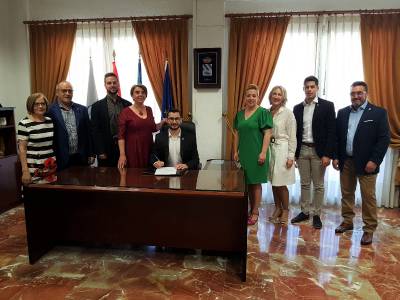 Falomir firma el decreto de delegaciones con la composicin del nuevo Gobierno municipal