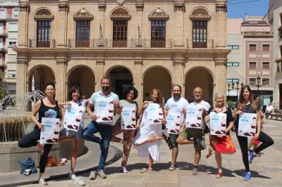 La plaa Major de Castell celebra el Dia Mundial del Ioga amb una sessi multitudinria	