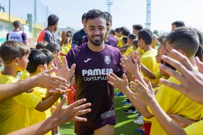 Chicos del Campus Pro con los jugadores del primer equipo del Villarreal C.F.