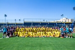 Chicos del Campus Pro con los jugadores del primer equipo del Villarreal C.F.