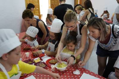 Al voltant de 40 xiquetes i xiquets participen al taller de cuina de 'Viu l'estiu en famlia'