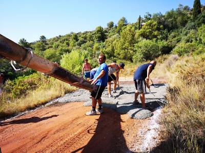 150 personas desempleadas mejoran los caminos rurales durante el verano en la Vall d'Uix  