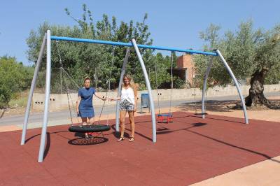 Vall dAlba instala una zona de juegos infantiles adaptados en la plaza de les Oliveres con el apoyo de la firma local Codiagro