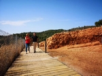 El Ayuntamiento de la Vall d'Uixó instala una pasarela accesible en el poblado de Sant Josep 