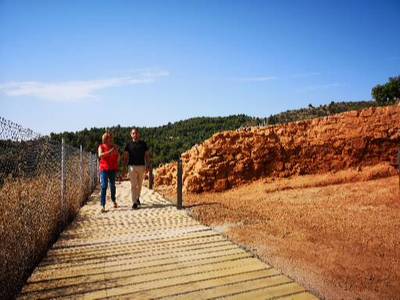 El Ayuntamiento de la Vall d'Uix instala una pasarela accesible en el poblado de Sant Josep 