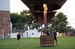 Un globus aerostàtic enlaira a desenes de persones al cel de Vilafamés