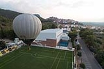 Un globus aerostàtic enlaira a desenes de persones al cel de Vilafamés