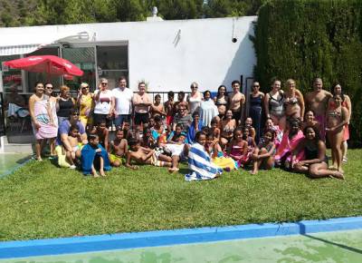 Els xiquets sahraus gaudeixen en la piscina dAlfondeguilla