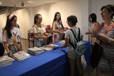 La reina y damas de la Vila reparten el programa de fiestas a los vecinos de Nules