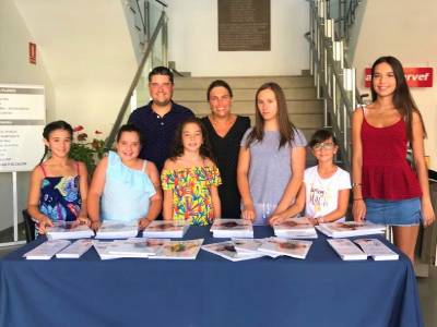 La reina Lara Mas y las damas de su corte de honor distribuyen el libro de fiestas patronales de Vall dAlba  entre cientos de vecinos