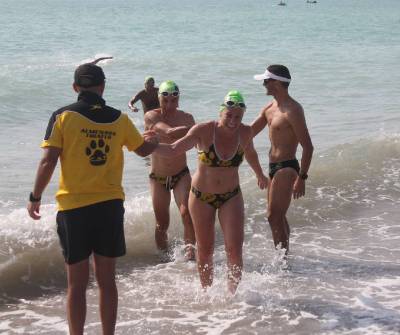Ms de 300 nadadores participan en la IX Travesa a nado Playa Casablanca de Almenara