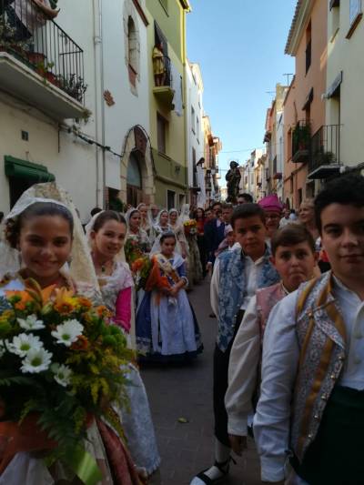 Les regines i dames de les Coves de Vinrom ofereixen flors a Sant Roc