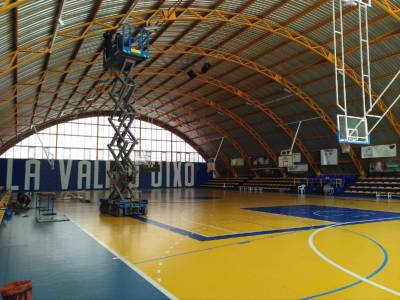El ayuntamiento de La Vall d'Uix sustituye las canastas laterales del polideportivo municipal