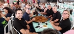 Al voltant de mig miler de veïns mengen paella