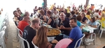Al voltant de mig miler de veïns mengen paella