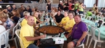 Al voltant de mig miler de veïns mengen paella