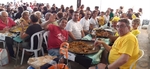 Al voltant de mig miler de veïns mengen paella