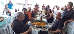 Al voltant de mig miler de veïns mengen paella