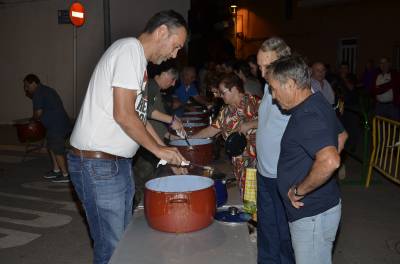 Xilxes reparteix 2100 racions de carn de bou en una de les nits ms participatives de les festes