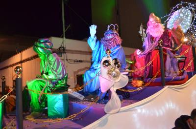 Los Reyes Magos 'inundan' las calles de Oropesa del Mar de ilusin con la cabalgata y el reparto de regalos