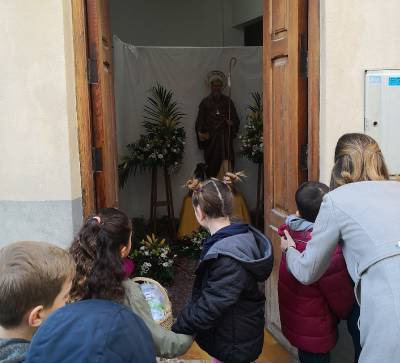 Lalumnat  dAlmassora visita la imatge de Sant Antoni i prepara les fogueres