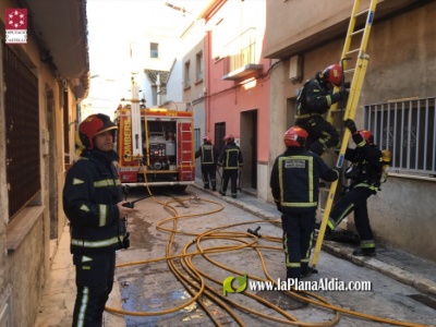 Un Guardia Civil y un Policía intoxicados al acudir al incendio de un piso 'okupado'
