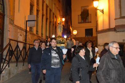 Cientos de feligreses salen por el casco antiguo a la procesin de las Antorchas de la Virgen de Lourdes