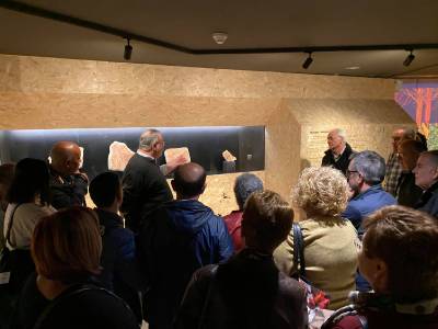 Un grupo de 'tirijans' visita la exposicin 'Art Primer' en Barcelona