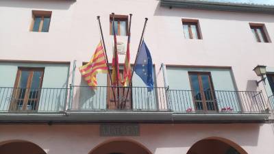 Los ayuntamientos de Castelln izan las banderas a media asta en seal de duelo por las vctimas del coronavirus