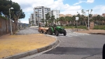 Un grupo de agricultores de Oropesa del Mar colabora con el Ayuntamiento para desinfectar las calles