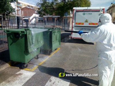 La gestora de residus TETMA baldeja i desinfecta els carrers i els contenidors d'Alcal de Xivert