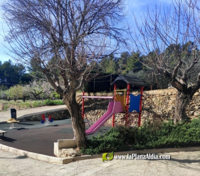 El Ayuntamiento de lAlcora acondicionar las zonas de juegos infantiles de diversos parques