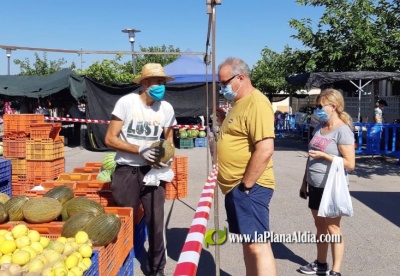 Almassora inaugura su mercado de la playa con 28 paradas