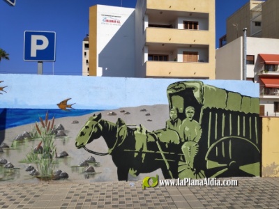 Nules pinta el primer mural a les seues platges per a embellir el municipi