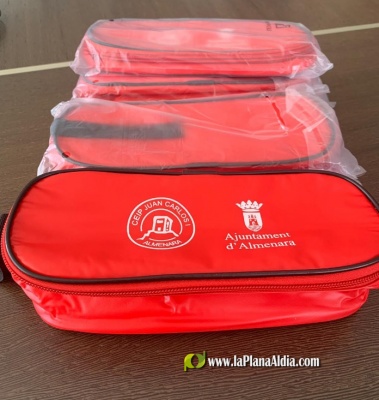 Almenara reparte fiambreras entre l os nuevos escolares